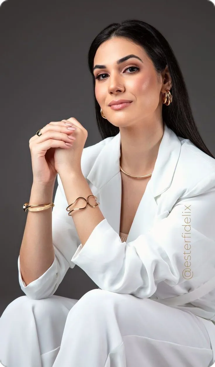 SENTADA - OLHAR LATERAL